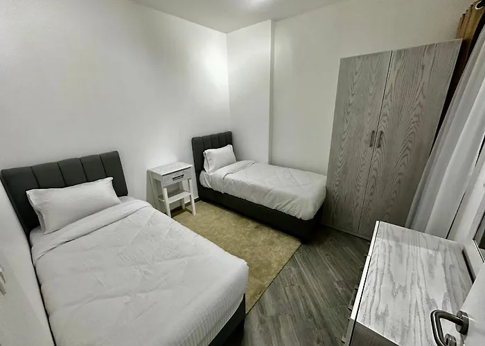 - - Sleeps 6 - Pool - Parking Daire *