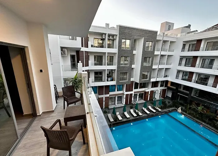 شقة - - Sleeps 6 - Pool - Parking *